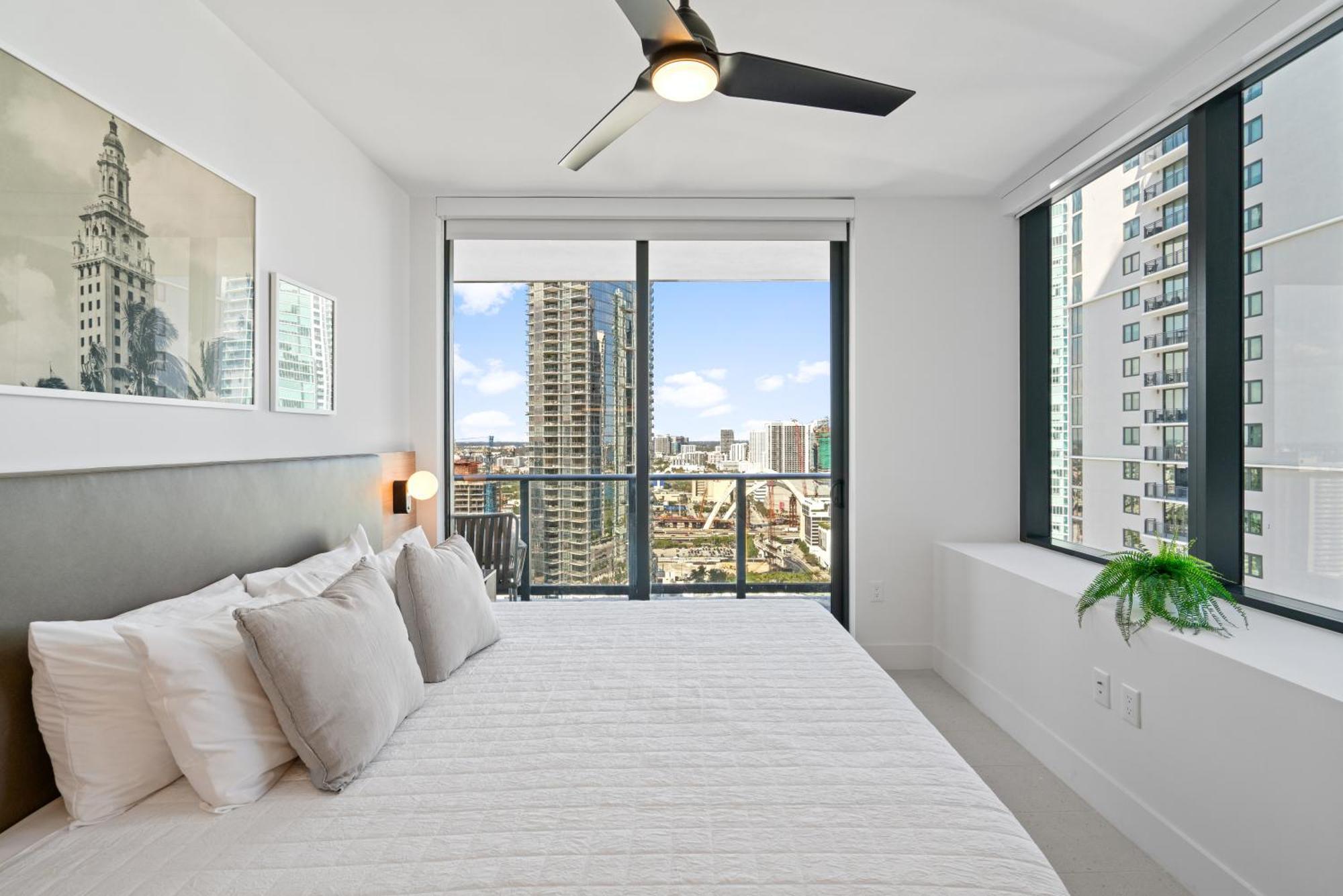 Stunning Views Dwntwn 2br Unit - Floor 28th Apartment